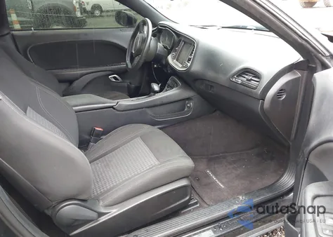 2016 Dodge Challenger Sxt z USA, uszkodzony, nr VIN 2C3CDZAG4GH254824